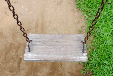 Oyun alanında salıncaklar