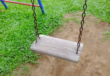 Oyun alanında salıncaklar