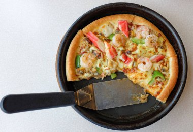 Lezzetli deniz ürünleri pizza plaka