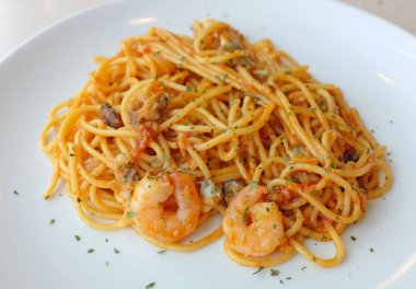 Beyaz tabak karides lezzetli makarna spagetti