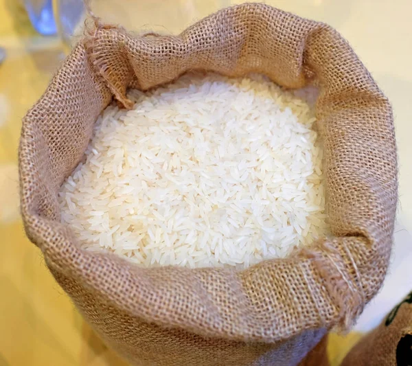 Küçük çuval içinde beyaz uzun pirinç. — Stok fotoğraf