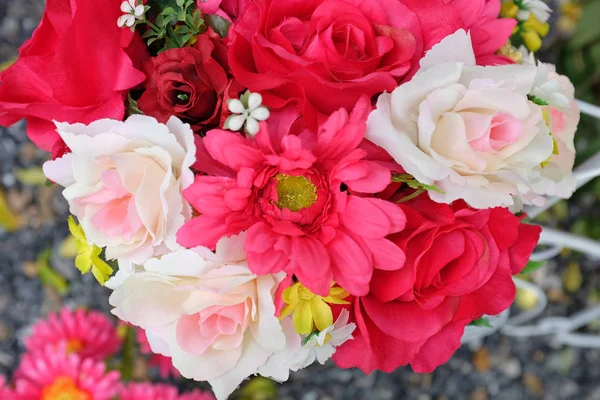 O fundo de flores artificiais — Fotografia de Stock