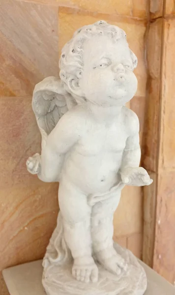 Amor-Statue mit Küssen — Stockfoto