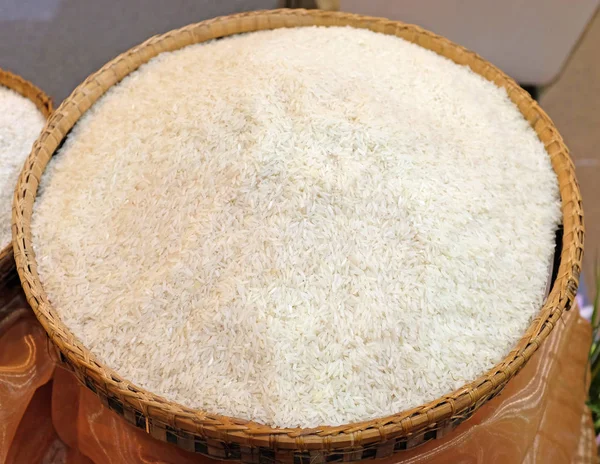 Белый длинный рис в корзине — стоковое фото