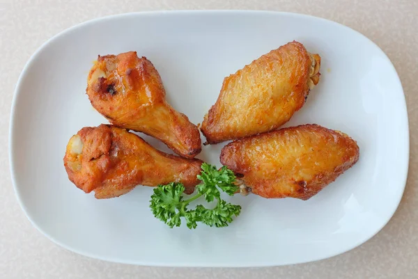 Alitas de pollo de búfalo en plato blanco —  Fotos de Stock