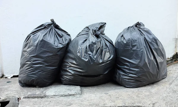 Sacos de lixo de plástico no apartamento fora da rua — Fotografia de Stock