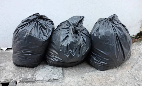 Sacos de lixo de plástico no escritório de rua exterior — Fotografia de Stock