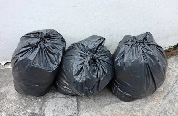 Sacos de lixo de plástico no apartamento fora da rua — Fotografia de Stock