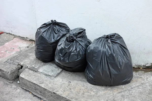 Plast soppåsar på utanför gatan office — Stockfoto