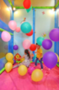 Kamu parkındaki çocuk parkının arka plan kullanımı için bulanık ve bulanık görüntüsü