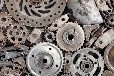 Kullanılmış yedek parçalardan el işi metal sanat eserleri