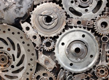 Kullanılmış yedek parçalardan el işi metal sanat eserleri