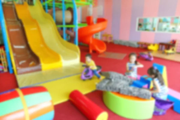 Defokussiertes und verschwommenes Bild des Kinderspielplatzes im öffentlichen Park zur Hintergrundnutzung — Stockfoto