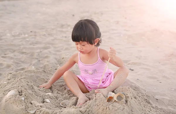 Портрет Девочка играет песок на пляже — стоковое фото