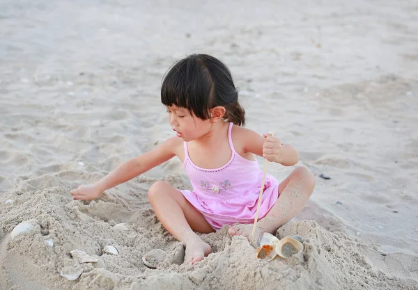Portrét Kid dívka hraje písek na pláži — Stock fotografie