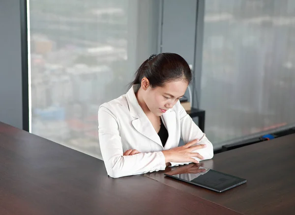 Fiatal üzletasszony ül az asztalnál a munkahelyi hivatalban a játék tabletta — Stock Fotó
