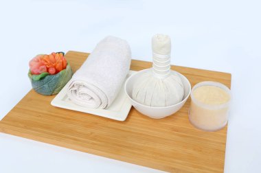 Havlu ve Salt Scrub, Spa konsept Bambu tahta karşı beyaz arka plan üzerinde topla sıkıştırma spa bitkisel