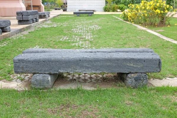 Grumes en bois, Banc à partir de grumes — Photo