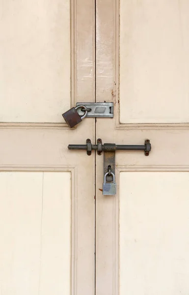 Vecchia serratura e lucchetto arrugginito su una vecchia porta in legno con stile vintage — Foto Stock
