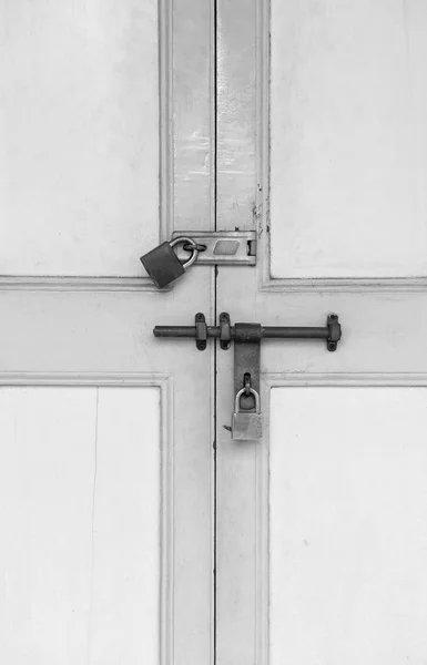 Vieja cerradura y candado oxidado en una vieja puerta de madera con estilo vintage, blanco y negro —  Fotos de Stock