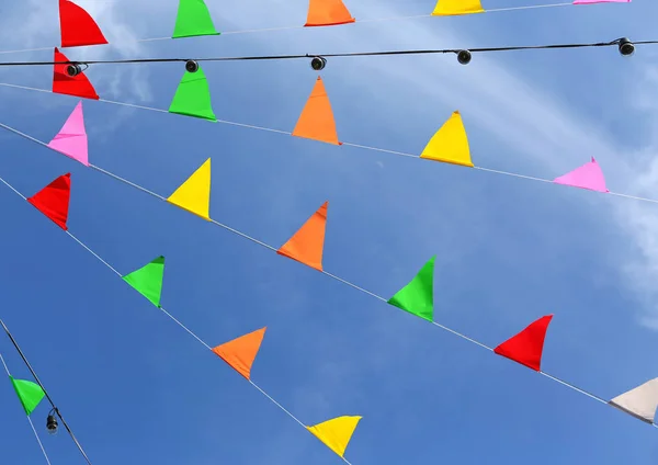 Banderas de banderines de colores contra un cielo azul — Foto de Stock