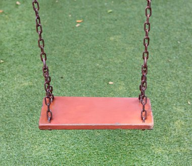 Paslı ahşap salıncak Bahçe. Ahşap tahta üzerinde yumuşak odak