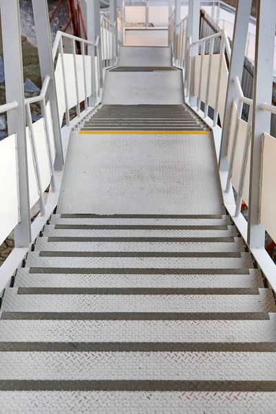 Üstgeçit merdiven şehir