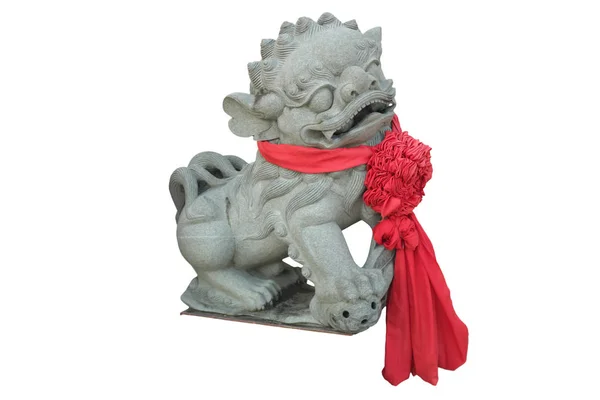 Stenen leeuw geïsoleerd op een witte achtergrond, Chinese sculptuur — Stockfoto