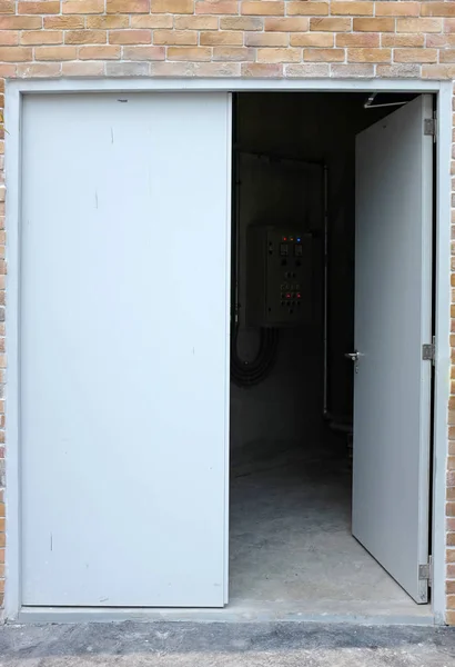 Porta de metal aberta da sala de eletricidade — Fotografia de Stock