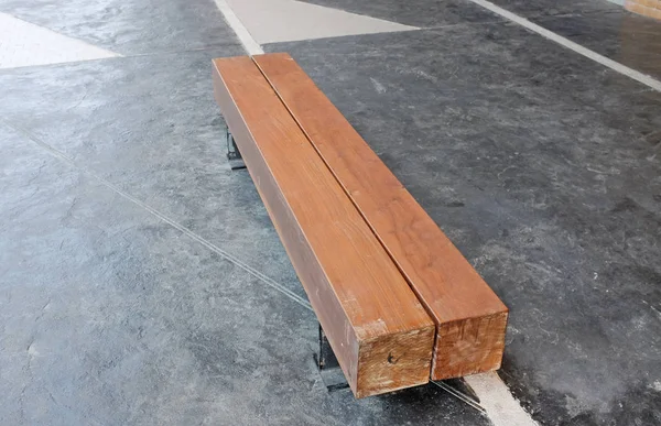 Prostokąt drewniane ławki w parku publicznym — Zdjęcie stockowe