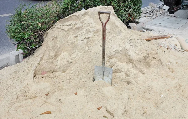 Construction shovel stuck in the sand, break during work — Stock Photo, Image