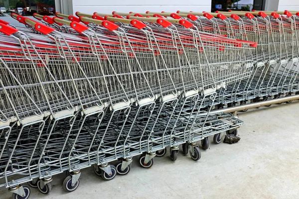 Reihe von Einkaufswagen oder Einkaufswagen im Supermarkt — Stockfoto