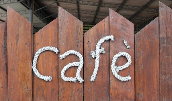 Coffee shop se znaménkem na dřevo — Stock fotografie