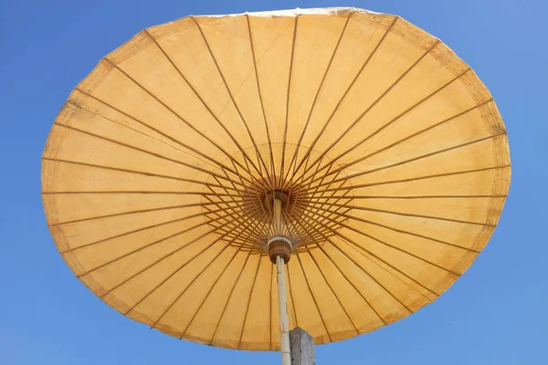 El bajo paraguas amarillo tradicional tailandés del norte de Tailandia — Foto de Stock