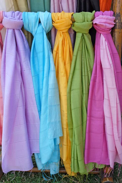 Många Thai silk tyg bakgrund — Stockfoto