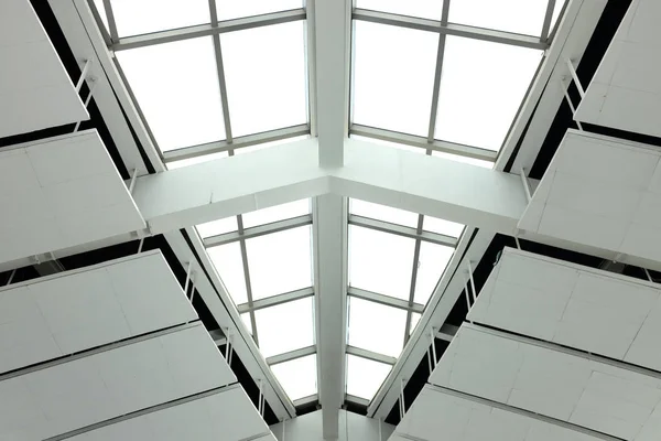Arquitectura moderna con ventana de cristal y techo — Foto de Stock
