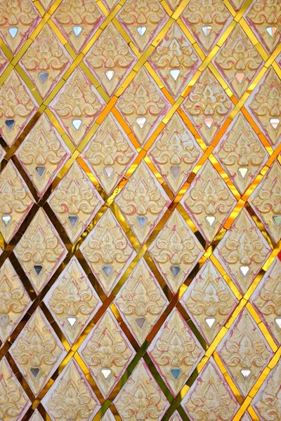 Glod タイ古式タイの寺院で装飾的なパターンを漆喰します。 — ストック写真