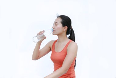 Sağlıklı kadın içme suyu egzersiz, Fitness kız beyaz arka plan üzerinde egzersiz kavram sonra.