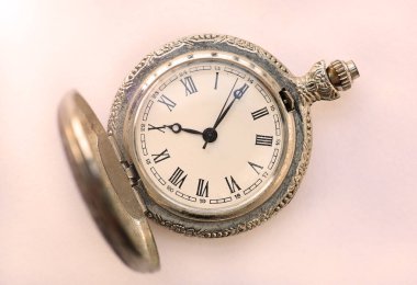 Cep saatini, işlem vintage sesi kapatmak