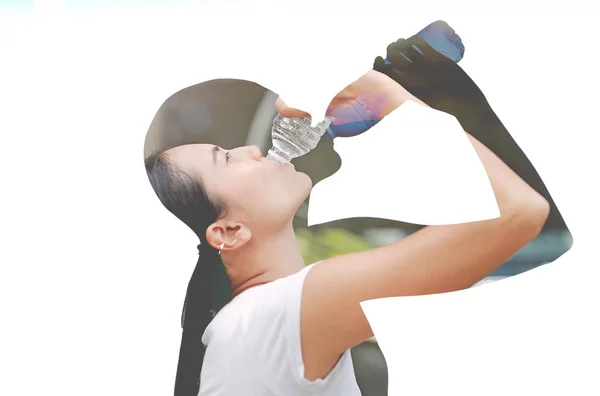 Dupla exposição da mulher sedenta água potável contra colorido — Fotografia de Stock