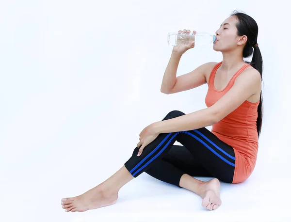Mulher saudável água potável após o treino, menina da aptidão no conceito do exercício no fundo branco . — Fotografia de Stock