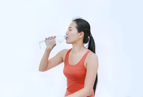 Perempuan Sehat Minum Air setelah Latihan, Gadis Fitness di Konsep Latihan pada latar belakang putih . — Stok Foto