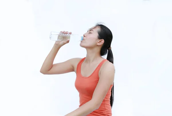 Mulher saudável água potável após o treino, menina da aptidão no conceito do exercício no fundo branco . — Fotografia de Stock