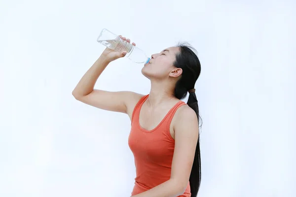 Perempuan Sehat Minum Air setelah Latihan, Gadis Fitness di Konsep Latihan pada latar belakang putih . — Stok Foto