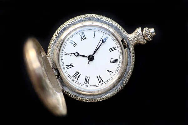 Detailní záběr kapesní hodinky na černém pozadí — Stock fotografie