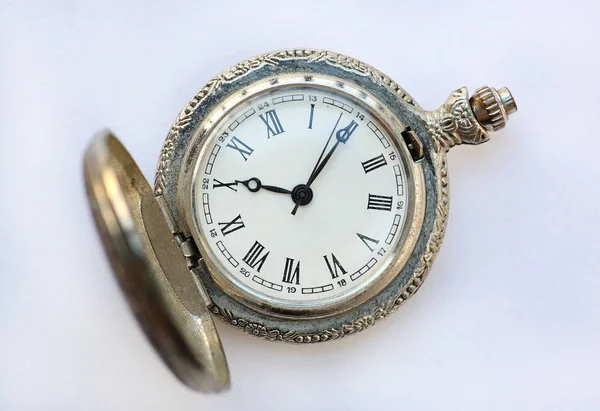 Fermer montre de poche sur fond blanc — Photo