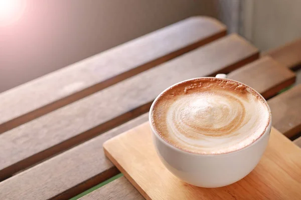 Café con leche caliente en mesa de madera . — Foto de Stock