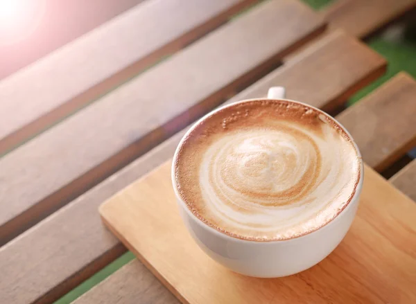 Café con leche caliente en mesa de madera . — Foto de Stock