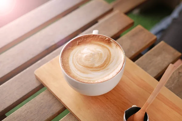 Heißer Latte-Kaffee-Kaffee auf Holztisch. — Stockfoto