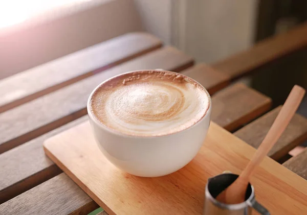 Heißer Latte-Kaffee-Kaffee auf Holztisch. — Stockfoto